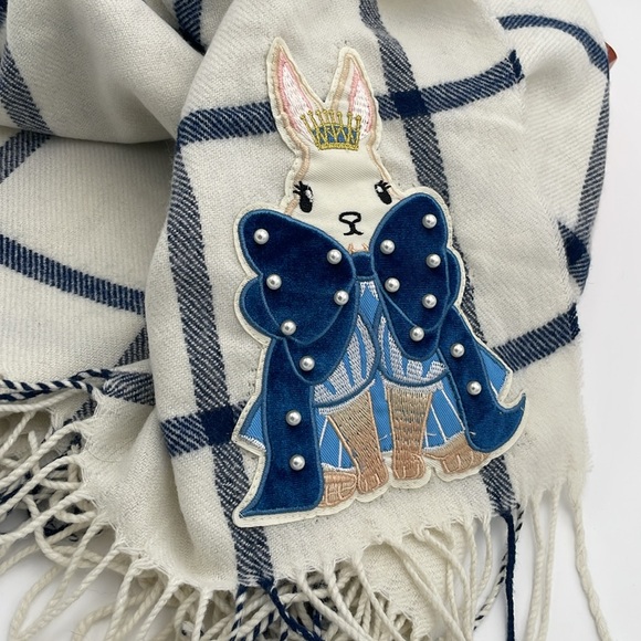 Plaid blanket scarf with bunnies - Picture 3 of 3